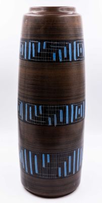 פלקרמיק - אגרטל ענק תוצרת פלקרמיק, מעוטר בחריטות, חתום. גובה: 54 ס"מ * קוטר: 21 ס"מ