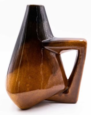 בית היוצר - אגרטל גדול תוצרת בית היוצר, מעוצב, נושא ידית, צביעה מדורגת משחור לחום בהיר, זיגוג 