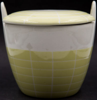 לפיד - כלי לאיחסון תוצרת לפיד, כולל מכסה, ללא ידית במבוק מקורית, חתום. גובה: 11 ס"מ קוטר : 11.5 ס"מ