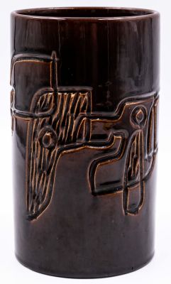 אגרטל צילינדר מעוטר בחריטה, יצרן לא ידוע. גובה: 20.5 ס"מ * קוטר: 12.5