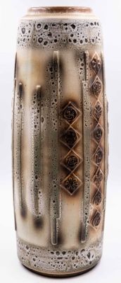 אגרטל ענק תוצרת פלקרמיק, מעוטר בתבליטים, גלזורה מבעבעת, חתום. גובה: 54 ס"מ * קוטר: 21 ס"מ