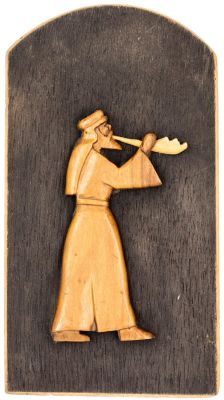 תמונה לתלייה, תבליט עץ זית של יהודי תוקע בשופר, מדבקת מס קנייה, שנות השישים. מידות: 18.2 ס"מ * 10 ס"מ