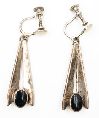 זוג עגילי כסף משובצים אבן שחורה. חתומים 925 . סגירה על-ידי בורג. משקל 6.9 גרם