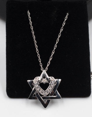 תליון מגן דוד עשוי כסף סטרלינג 925 ומשובץ ביהלומים, כולל שרשרשת. חתום. משקל כולל: 3.9 גרם. חדש 