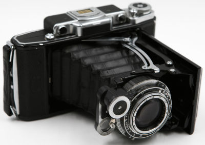 מצלמת ZEISS IKON, אקורדיון, 1934. כוללת נרתיק עור מקורי וכן חוברת פרסומית מטעם היצרנית הגרמנית 