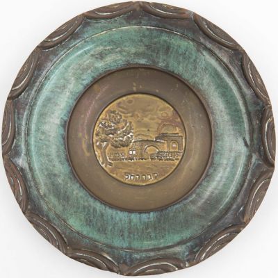 צלחת נחושת ותבליט של קבר רחל, שאריות מס קניה, קוטר: 29.5 ס"מ