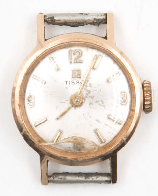 שעון יד לאשה, עשוי זהב 14 קרט, טיסו, סדק בזכוכית, ללא רצועה. משקל כולל: 5.6 גרם. לא נבדקה 