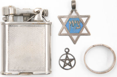 לוט 4 פריטים לגבר, כולל: 1. טבעת כסף חתומה 925, משקל: 5.3 גרם. 2. תליון מגן דוד שבמרכזו המילה 