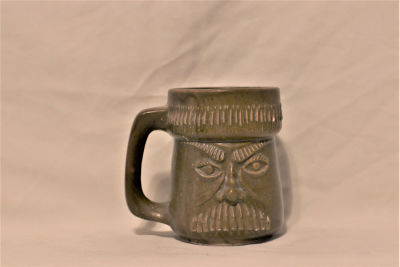 קרמיקה ישראלית - ספל בירה ישראלי מוקדם, חתום בתחתית אקד, פני אדם על הכוס, צ'יפ על הידית