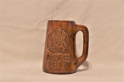 קרמיקה ישראלית - ספל בירה מתוצרת בית היוצר, בעיצוב א. ויסהוף. בירה מכבי, שני צ'יפים