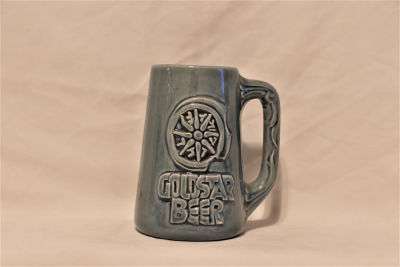 קרמיקה ישראלית - ספל בירה מתוצרת בית היוצר בעיצוב א. ויסהוף. בירה גולדסטאר. מדבקות יצרן ומעצב 