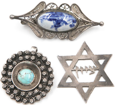 לוט 3 תכשיטים הכולל: 1. תליון כסף מנדטורי עגול בצורת פרח, במרכזו אבן בצבע טורקיז, חתום מאחור 