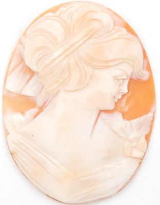 גילוף עבודת אומן בצדף. איטלקי, דמות אישה, מוכן לשיבוץ בסיכה או תליון, מידות 49 מ"מ * 38 מ"מ