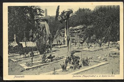 גלויה נדירה המציגה את בית הקברות של הטייסים הגרמניים במלחמת העולם הראשונה שנקברו בנצרת. המצבות 