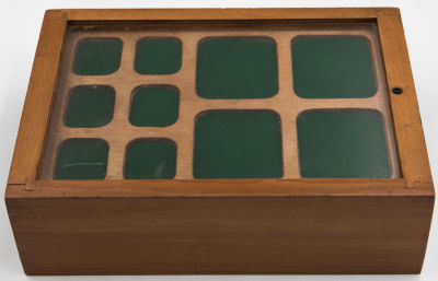 קבינט עץ איכותי לאיחסון ותצוגת מטבעות ומדליות. כולל 5 מגירות. פריט יפה בעבודת יד, נוצר ככל 