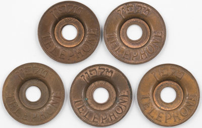 לוט הכולל 5 אסימוני טלפון ציבורי, עשויים נחושת, תשי"ג, מצבים יפים מאוד