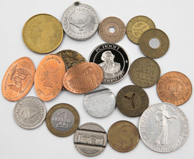 לוט של 20 טוקנים שונים מהעולם, כולל: תחבורה, מזכרת, מכונות משחק, רפליקות ועוד