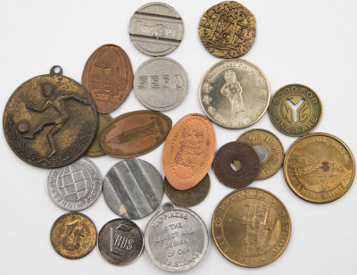 לוט של 20 טוקנים שונים מהעולם, כולל: תחבורה, מזכרת, מכונות משחק, רפליקות ועוד