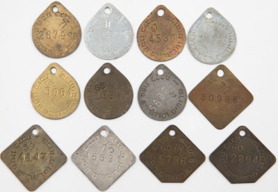 לוט 12 תגי כלבים, שנים שונות, חומרים שונים וצורות שונות