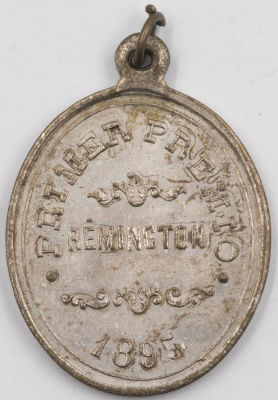 תליון פרס 1 בתחרות רמינגטון, 1895, סאן חואן ארגנטינה, מוכסף, 29 מ"מ * 39 מ"מ. טעות הטבעה כפולה 