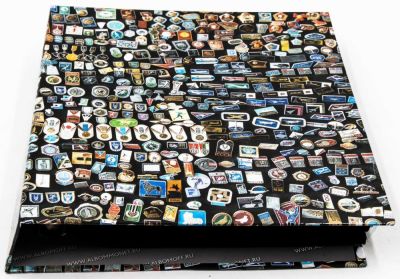 אלבום לקיטלוג סמלים וסיכות, כולל 5 דפים ו-3 מחיצות, לא נעשה בו שימוש. מצב מושלם