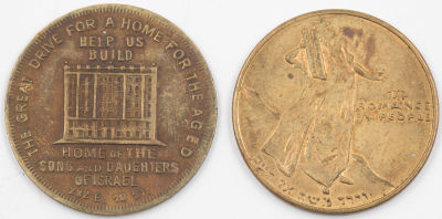 שני טוקנים יהודים אמריקאים. 1. אסימון היום היהודי: על צידו הקידמי הכיתוב באנגלית "היום היהודי 