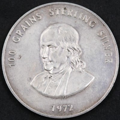 טוקן כסף ליובל ה-25 לנישואיהם של בטי וזולטן כינורי. בחזית דמות גבר והכיתוב "100 גרין כסף 