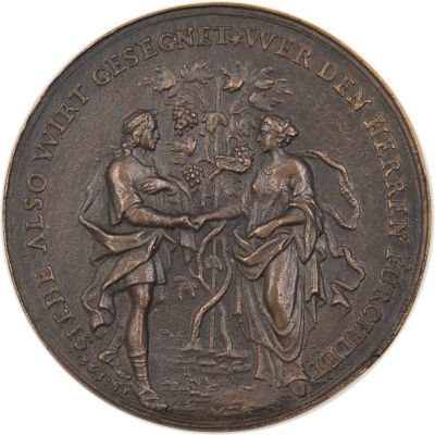 מדלית נישואים. בחזית שתי ידים אוחזות לב מעליהן בעברית השם המפורש זורח, בתחתית זוג יונים. בגב 