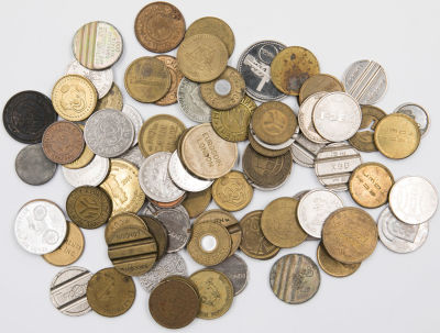 לוט ענק של 75 טוקנים מהעולם, כולל נושאים שונים כמו מכונות משחק, הימורים, תחבורה ועוד. מגוון מדינות