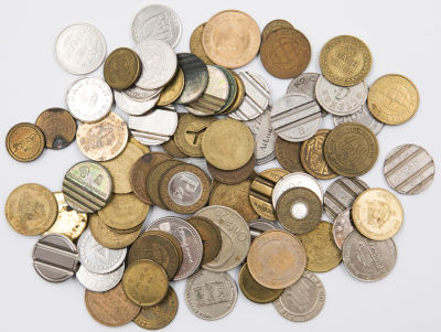 לוט ענק של 75 טוקנים מהעולם, כולל נושאים שונים כמו מכונות משחק, הימורים, תחבורה ועוד. מגוון מדינות