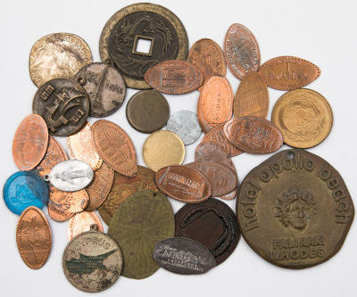 לוט 37 פריטים מהעולם, כולל: מטבעות מזכרת מאורכים, תליונים, מדליות ועוד