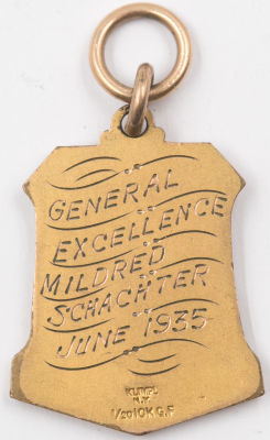 יודאיקה - תליון 1935, ניו יורק, מדלית הצטיינות שהוענקה לסטודנטית יהודיה מילדרד שכטר. מצופה זהב 