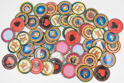 לוט 55 פליקים: 15 יחידות של סדרת המובלטים, 11 יחידות של פליקי ג'וקר, 16 יחידות של אותיות ופליק הסברה