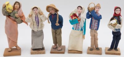 מקבץ 6 בובות בד ישראליות ישנות, שנות החמישים-שישים: חלוצים, יהודיות ובדואיות ועוד. בסיס עץ. 