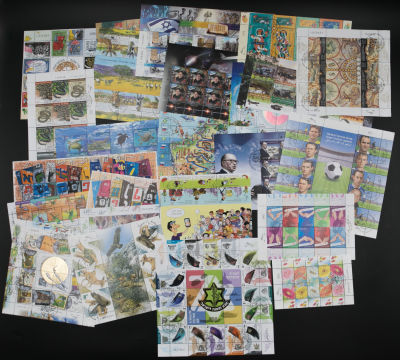 לוט 24 גליונות מיוחדים, שונים זה מזה. כולם בערכי שקלים חדשים. לא היו בשימוש עם הדבק המקורי 