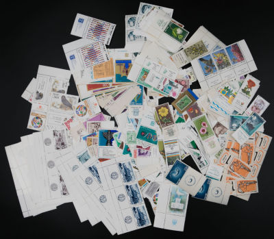 לוט ענק של מאות בולי ישראל עם שובל, לא משומשים. בולים בודדים וחלקי שורות