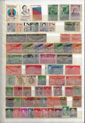 לוט הכולל אלבום בולי עולם ושקית הגדושה בבולים נוספים