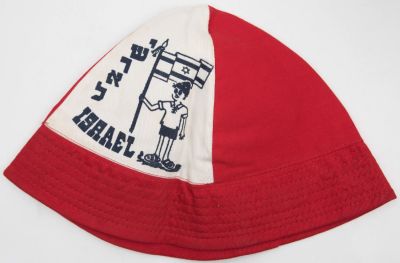 שרוליק - כובע טמבל הנושא את דמות הצבר המיתולוגי "שרוליק", כיתוב בעברית ואנגלית: "ישראל". מצב טוב מאוד