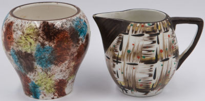 לוט 2 כלים קרמיקה ישראלית: 1. חלבון תוצרת אבנית, חתום. צ'יפ בשפה. גובה: 8.5 ס"מ. 2. אגרטל/ 