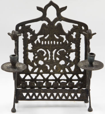 חנוכיה פולנית מפליז, מעוטרת בציפורים. גובה: 25 ס"מ