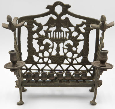 חנוכיה פולנית מפליז, מעוטרת בציפורים. גובה: 25 ס"מ