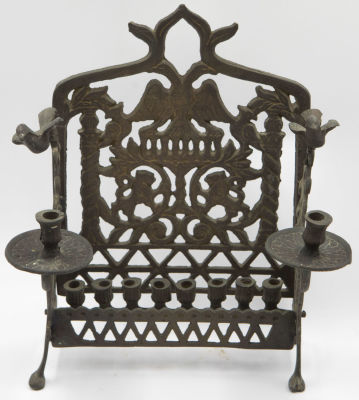 חנוכיה פולנית מפליז, מעוטרת בציפורים. גובה: 25 ס"מ