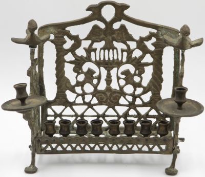 חנוכיה פולנית מפליז, מעוטרת בציפורים. גובה: 23.5 ס"מ