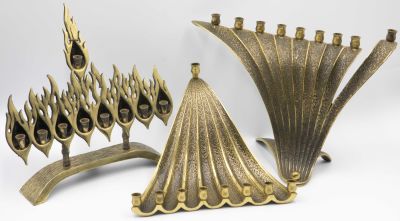 לוט 3 חנוכיות פליז ישראליות, אחת מהן תוצרת חן חולון, על גבי שתיים מהן מצוינים מספר הדגמים - 50 ו-51