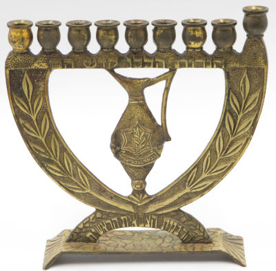 חנוכיה של הרבנות הצבאית, תוצרת חברת תמר, חתומה, גובה: 19.5 ס"מ