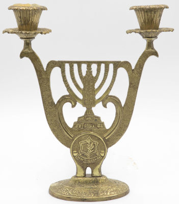 פמוט דו קני של הרבנות הצבאית, תוצרת חברת תמר, חתומה, גובה: 23.5 ס"מ