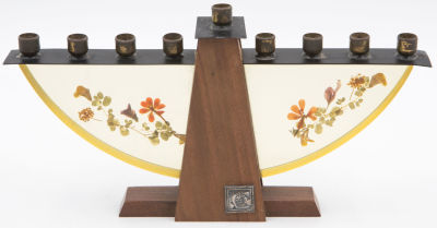 חנוכה תוצרת הצבי, קיבוץ מעין צבי, שילוב מתכת ויציקת פרספקט ובתוכה פרחים מיובשים, חתומה. מידות: 