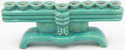 חנוכיה קרמיקה ישראלית, תוצרת פחר ישראל, צ'יפים קלים. מידות: 30 ס"מ * גובה - 11.5 ס"מ