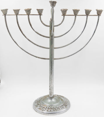 חנוכיה צה"לית ענקית, הרבנות הצבאית, עשויה פליז מצופה כסף, מעוטרת במדליון עם סמל צה"ל. תבליטי 