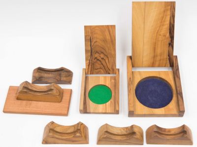 לוט הכולל 2 קופסאות עץ זית למדליות ו-5 סטנדים מעץ זית למדליות